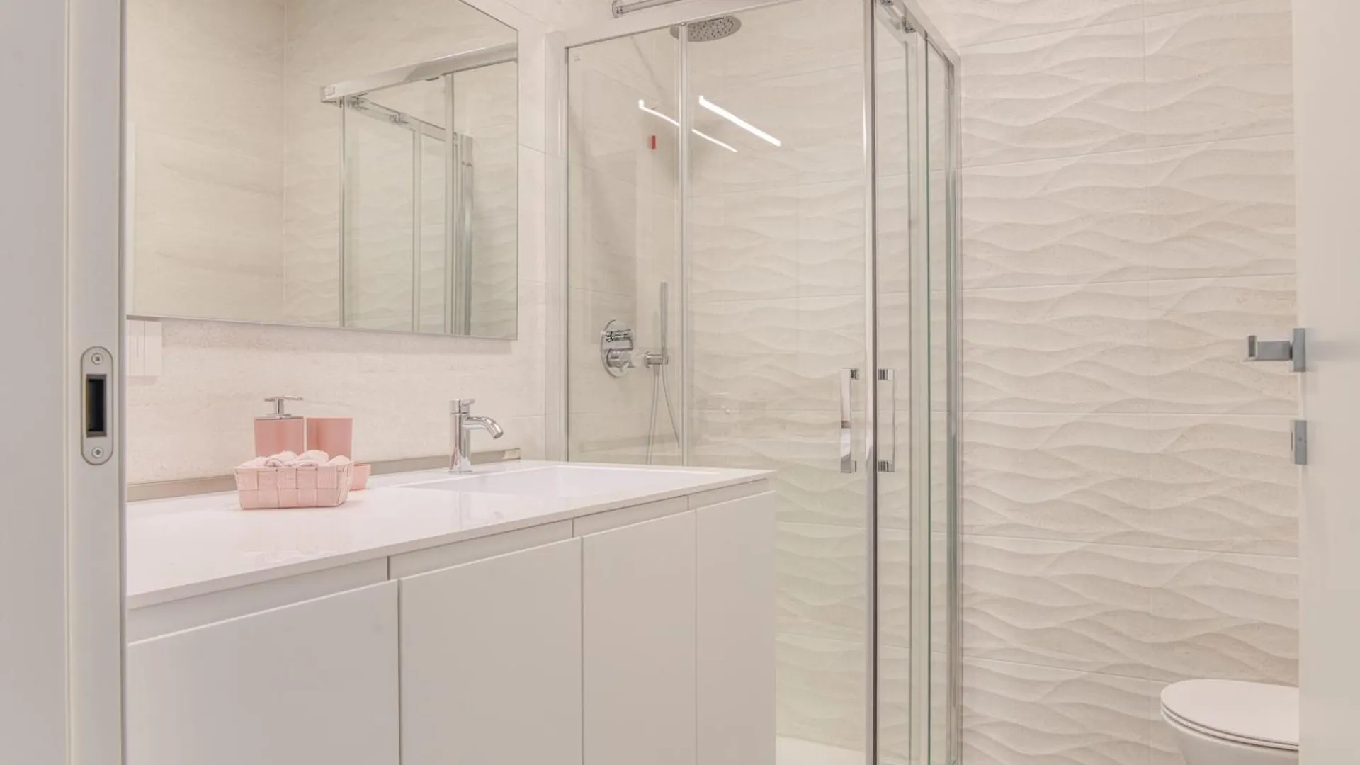 Pink Suite In Financial District 4 Pax Milan Italy